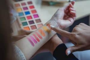 test de couleur de maquillage sur un bras