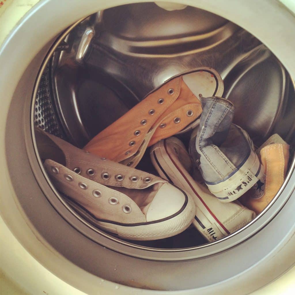Plusieurs paires de chaussures dans une machine à laver