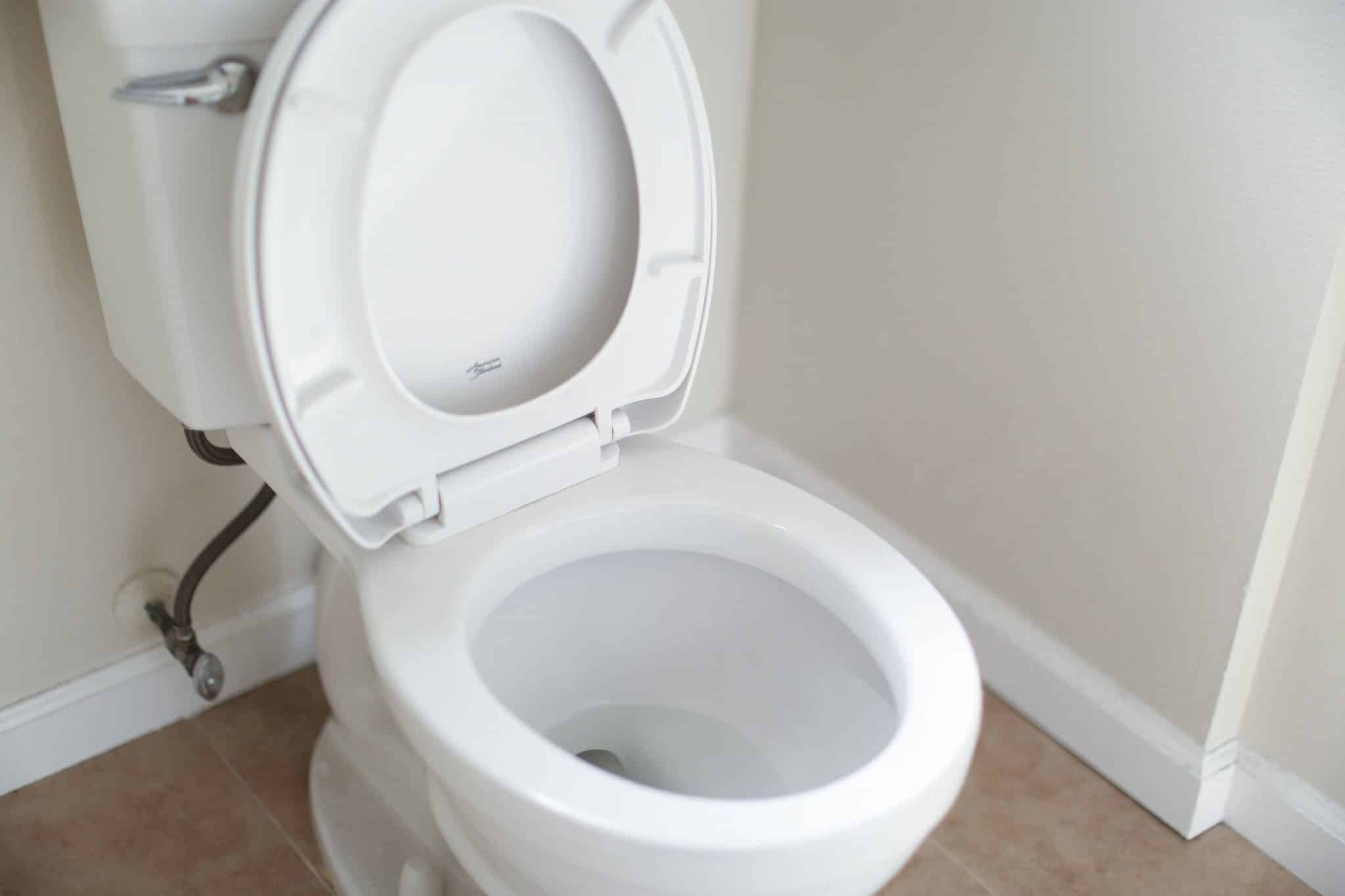 Toilettes noires : comment bien enlever le tartre et la saleté ?