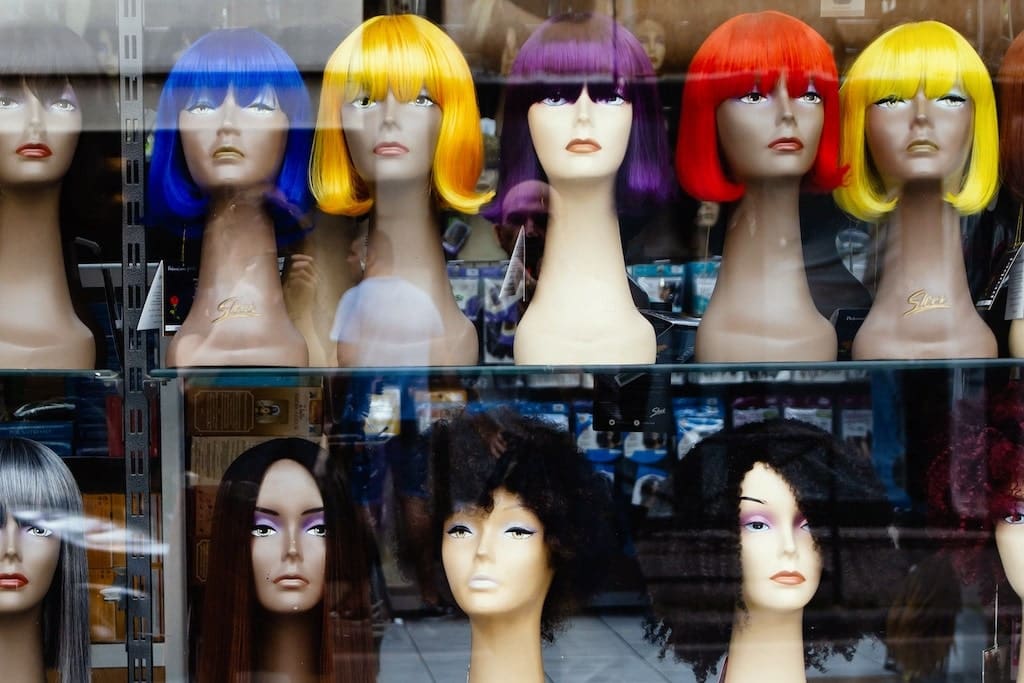 perruques différentes couleurs sur mannequin