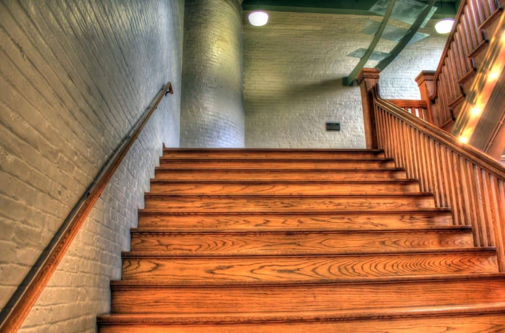 escalier bois verni