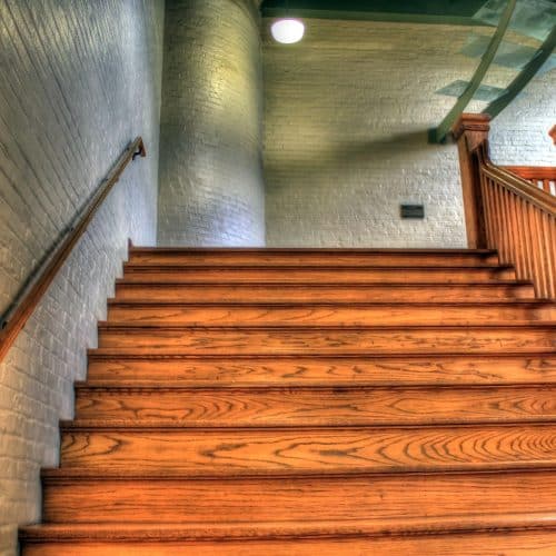 Nettoyer et entretenir efficacement le bois verni : escalier, porte et lambris