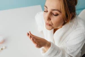 une femme qui souffle sur ses ongles 