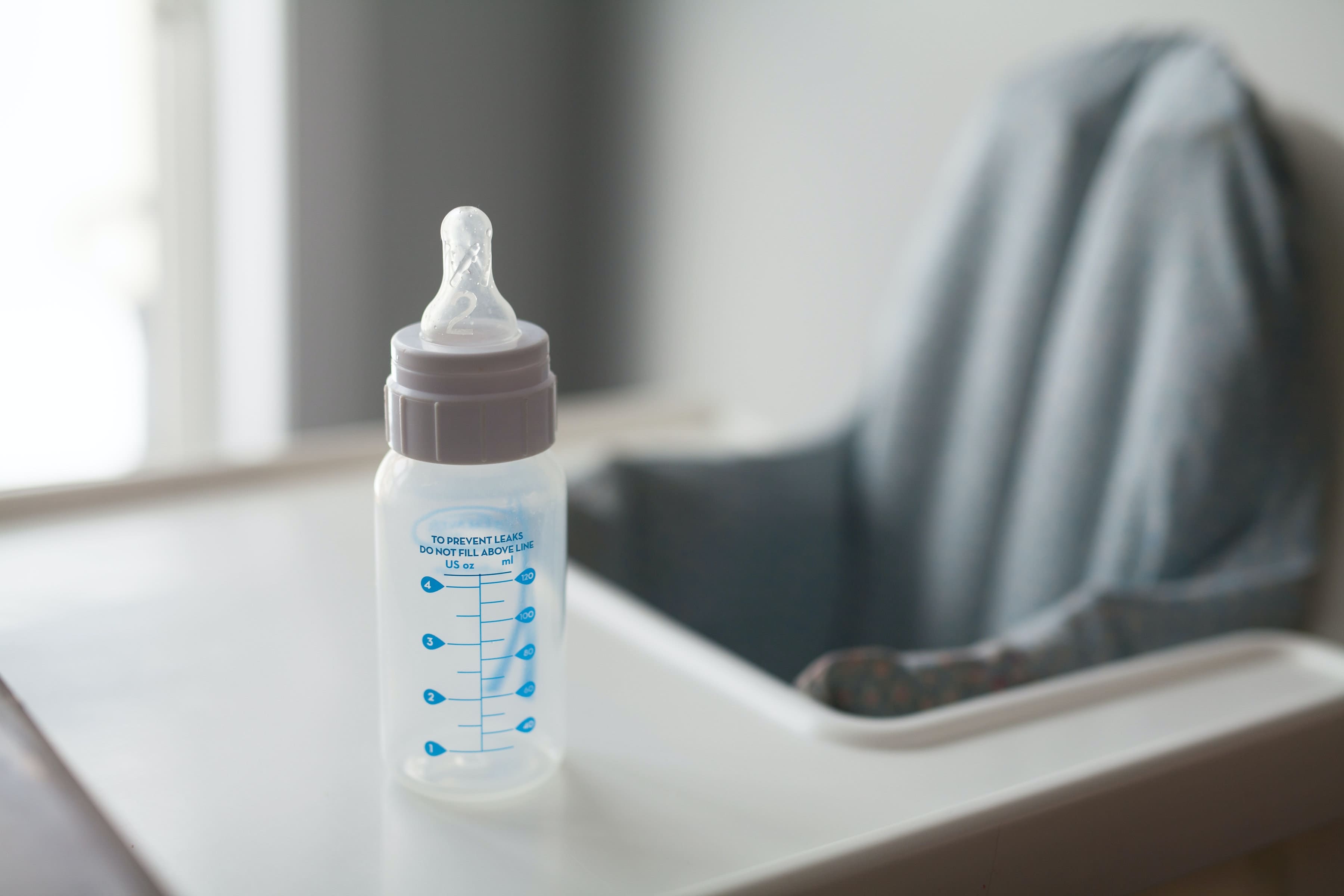 Comment stériliser le biberon de bébé efficacement 