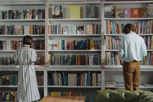 un couple face à une bibliothèque