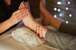 un massage de pied pour une pédicure