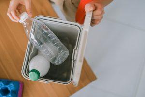 Nettoyer les poubelles: éliminer les odeurs