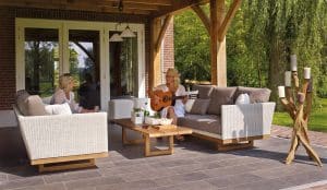 deux femmes sur une terrasse