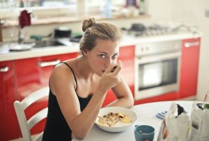 une femme qui prend son déjeuner