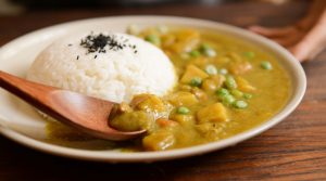 un plat de riz au curry