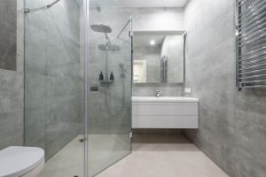 Comment nettoyer une paroi de douche? Astuces et conseils pratiques.