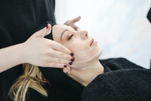 un massage de visage