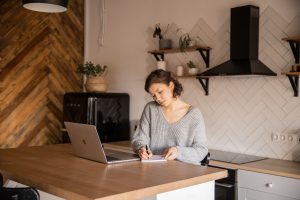 une dame qui travail sur un plan de travail