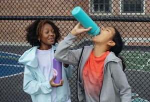 deux filles qui boivent de l'eau