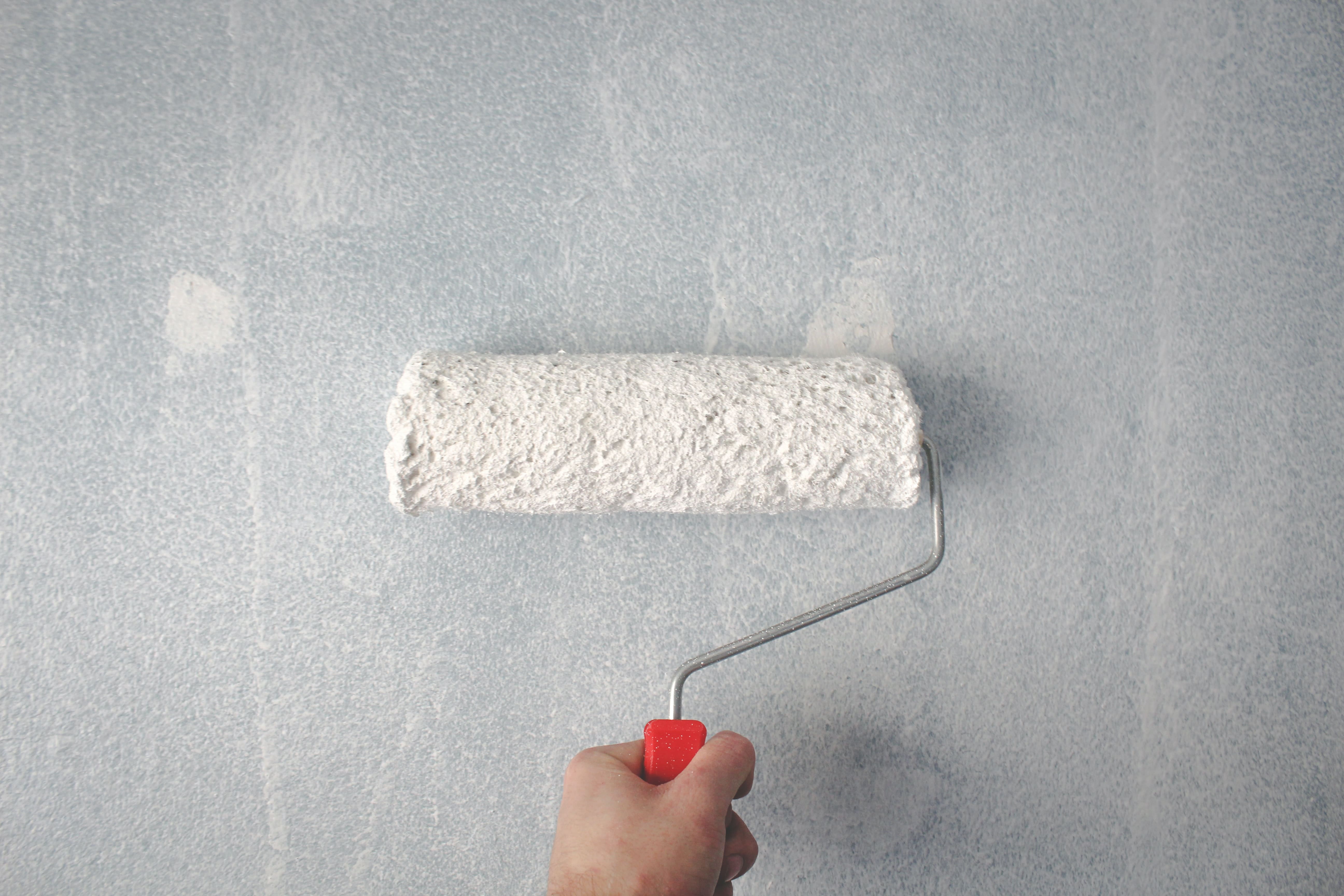 Guide pratique pour nettoyer un plafond avant peinture
