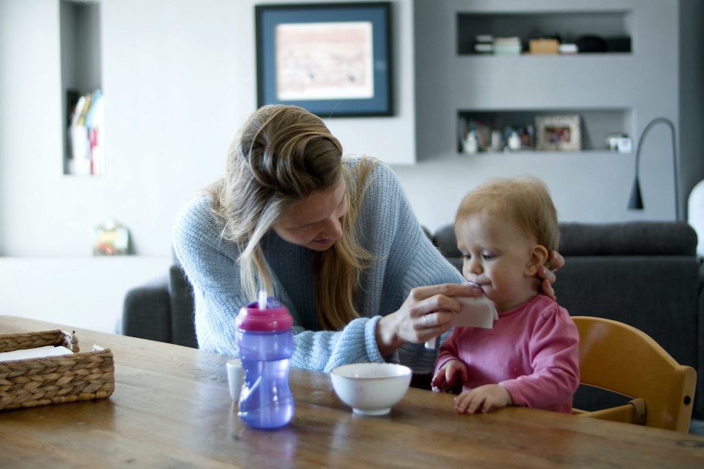 enfant avec nounou