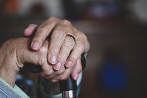 Massage personnes âgées : soulagement des douleurs articulaires et amélioration du bien-être des seniors