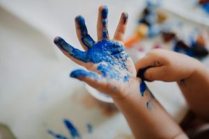 activites-creatives-main-enfant-peinture