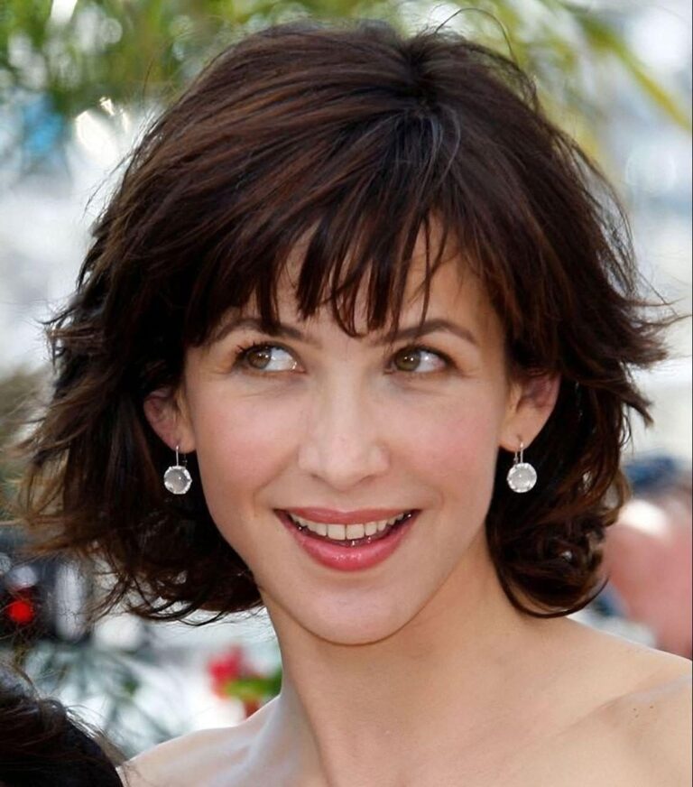 Coupe courte pixie rajeunissante femme 50 ans