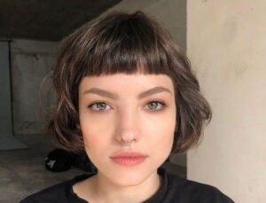 coupe frange mi-longue