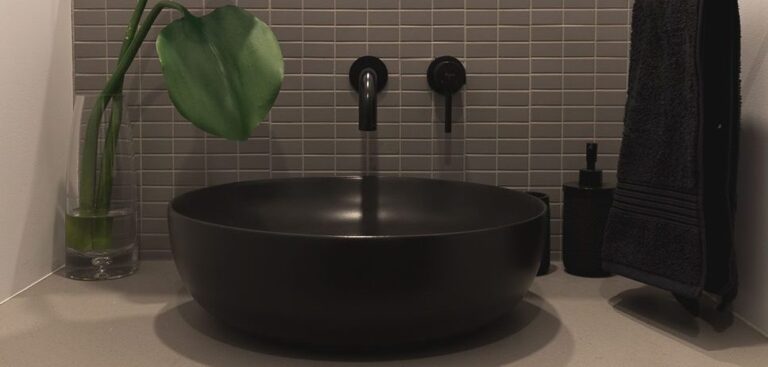 salle de bain robinet noir