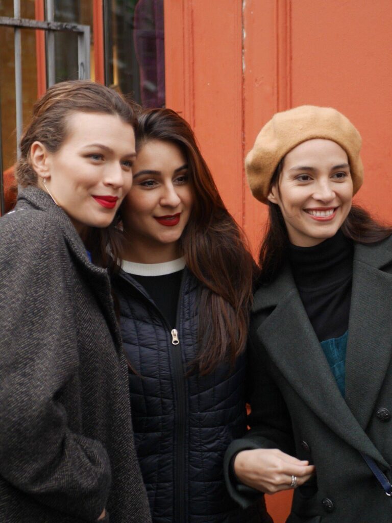 Naoli coiffe une cliente à domicile