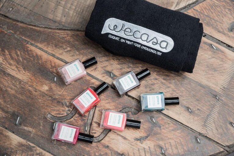 manucurist dark clover pose de vernis wecasa