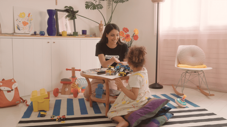 Une assistante maternelle garde un enfant