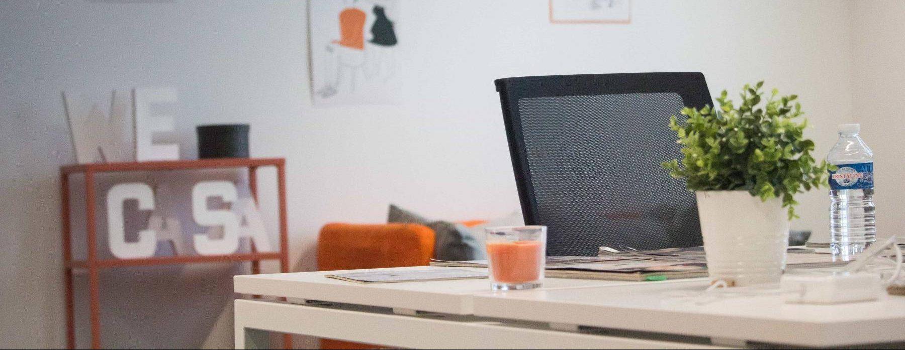 Anne-Emilie dans les bureaux de Wecasa