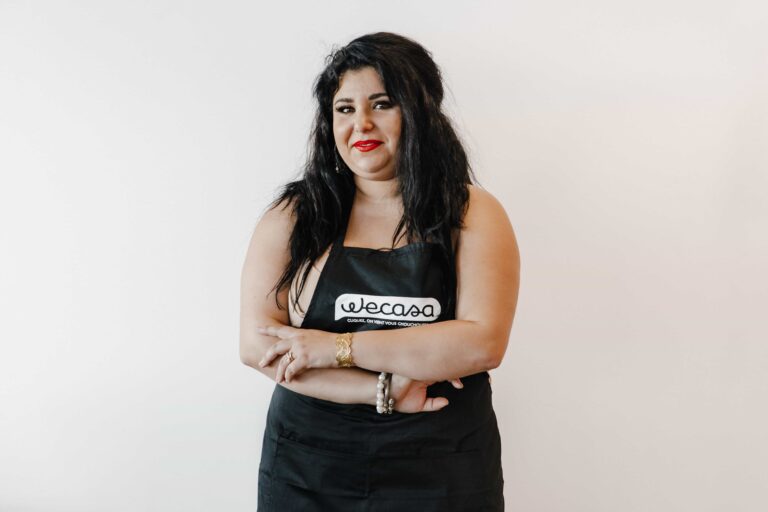 Charline en train de réaliser une coiffure