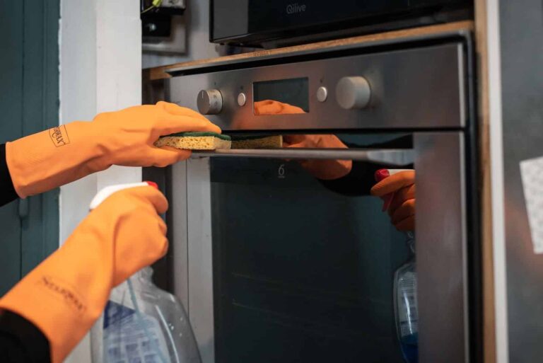 image desinfection poignee four par femme de menage