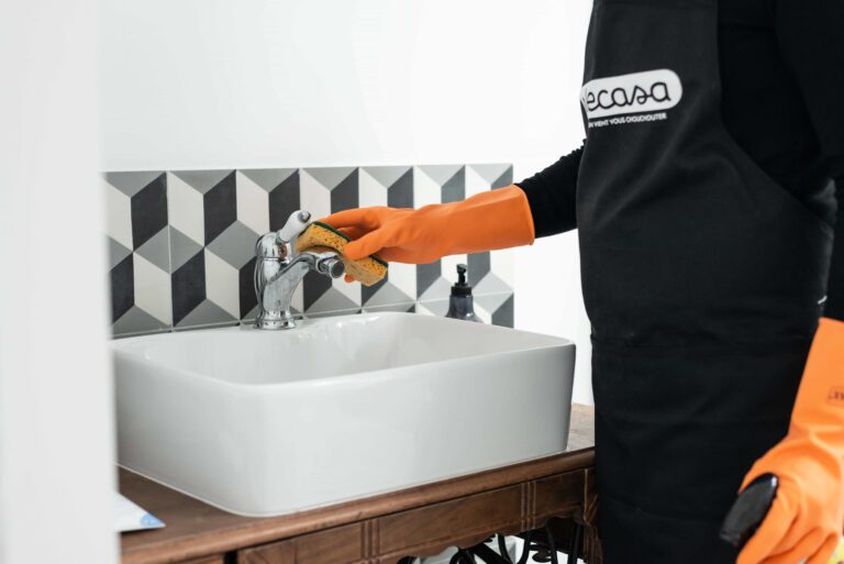 femme de ménage nettoie le calcaire