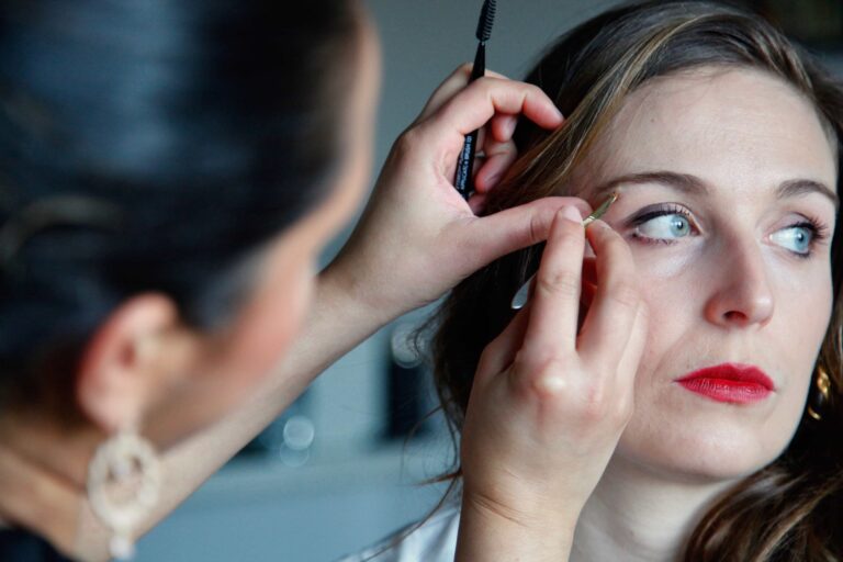 estheticienne realise epilation visage