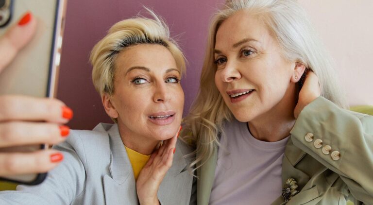 femme cheveux blancs longs