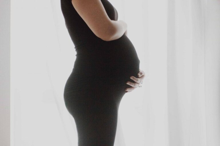 femme enceinte tenant son ventre
