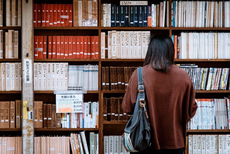 un couple face à une bibliothèque