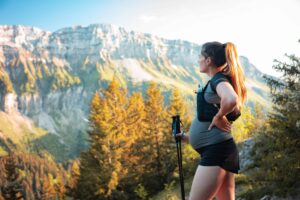 Fitness à la maison avec des poids d'entraînement