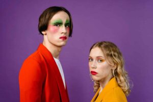 deux femmes maquillées et de carnations différentes