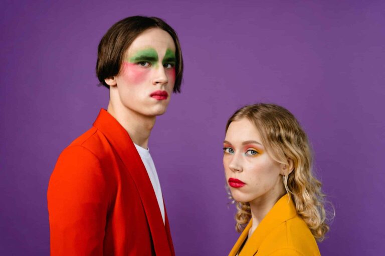 deux femmes maquillées et de carnations différentes