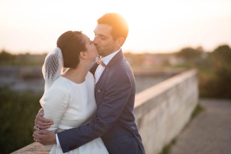 une mariée avec un bouquet de fleurs