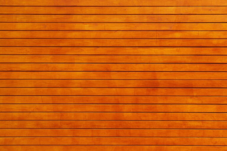 un mur en lambris de bois
