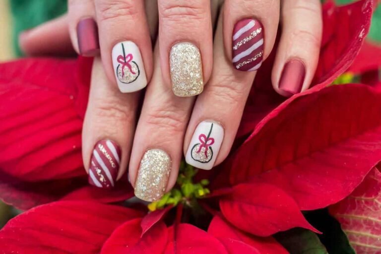 vernis de noël avec une french manucure argentée