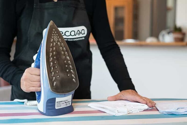 image femme de menage en train de repasser un t-shirt