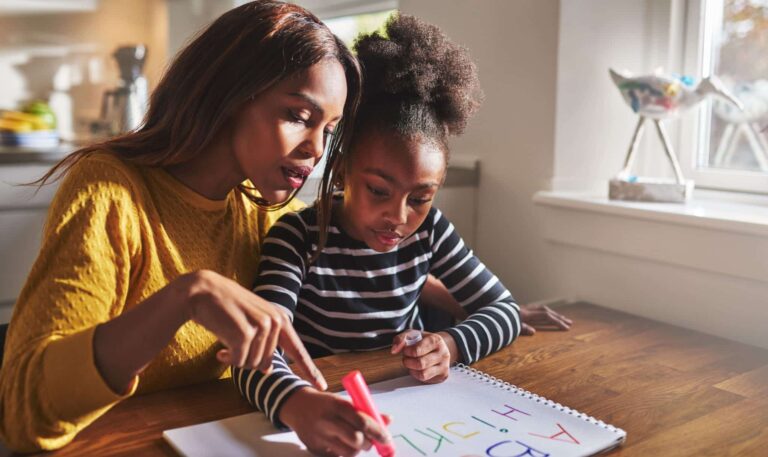 Jeune femme qui joue avec un petit garçon et des voitures