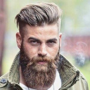 Coupe homme viking avec une tresse plaquee
