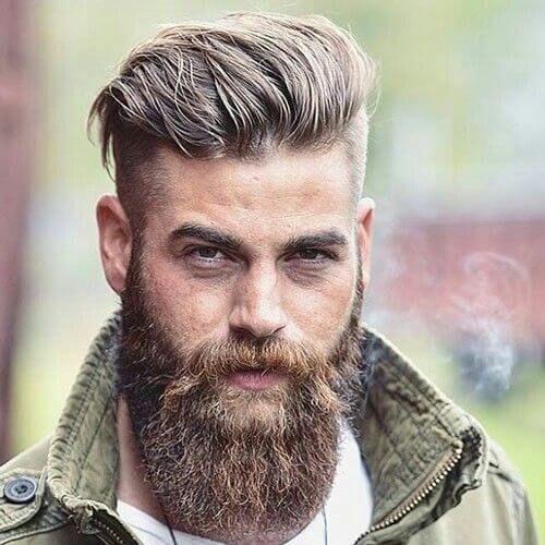 Coupe homme viking avec une tresse plaquee