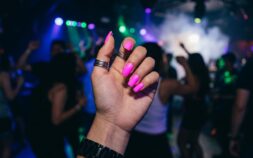 Nail art fluo été 2026 : 20 idées ultra pop pour des ongles qui claquent