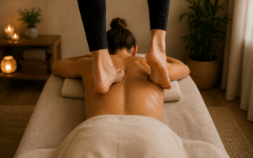 Massage avec les pieds sur le dos : bienfaits et techniques