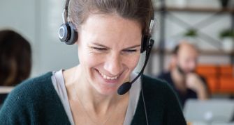 Une femme qui travaille dans le service client avec un casque micro